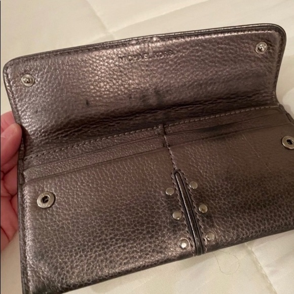 MICHEAL KORS Pewter/Silver thin Wallet loved lots of life left , can fit Phone - Picture 4 of 4